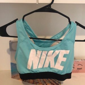 Nike sports bra like new